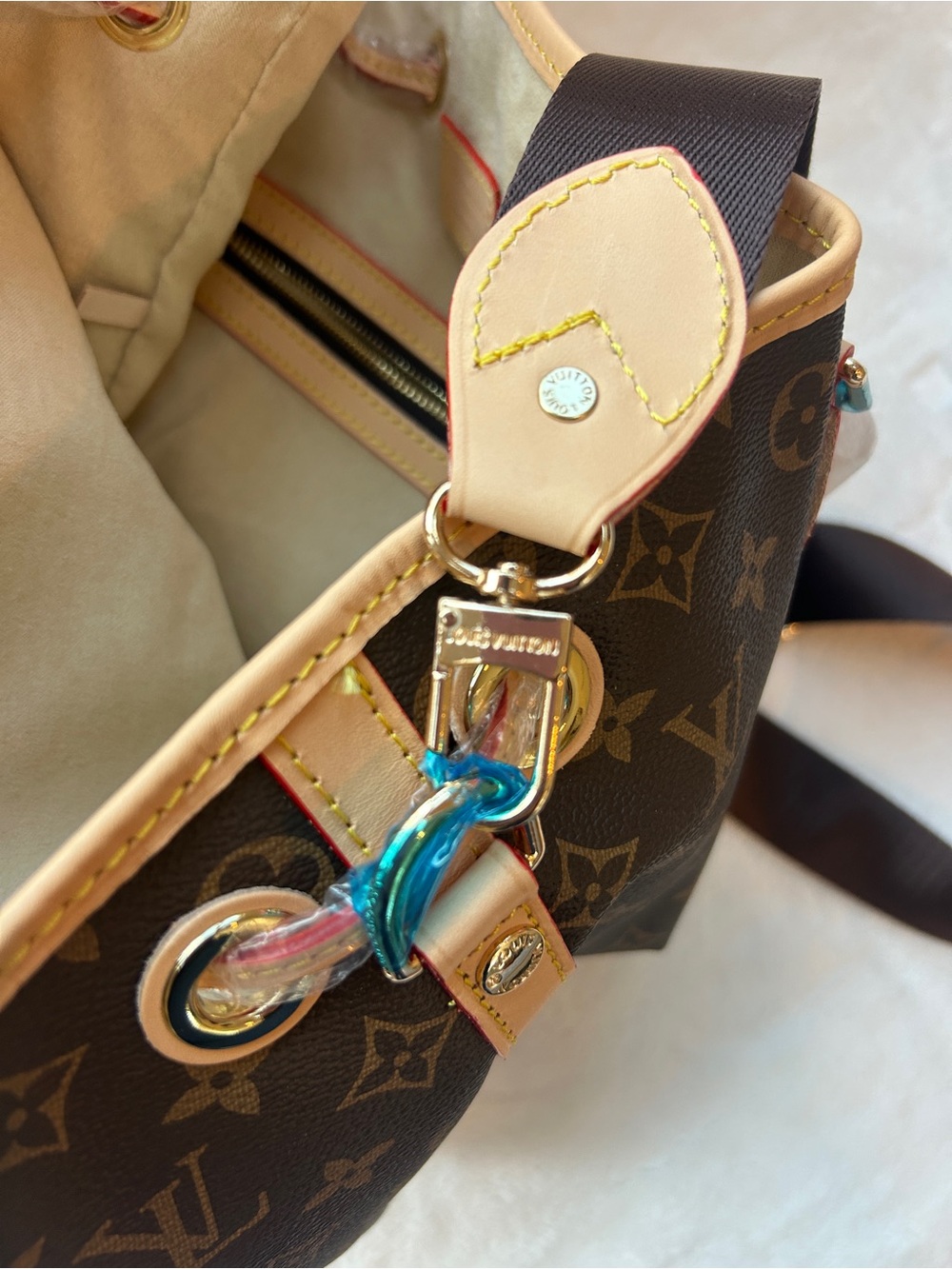 Louis Vuitton - Picture 5 of 9